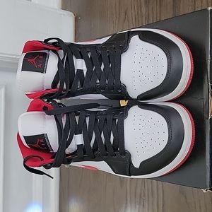 NIKE Air Jordan 1 MID